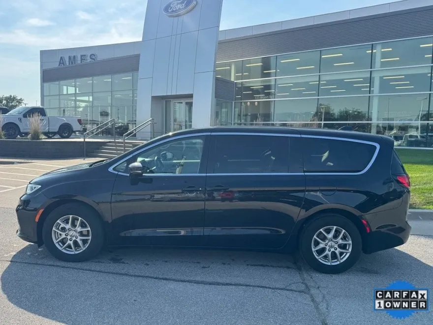 2024 Chrysler Pacifica Touring L photo 1