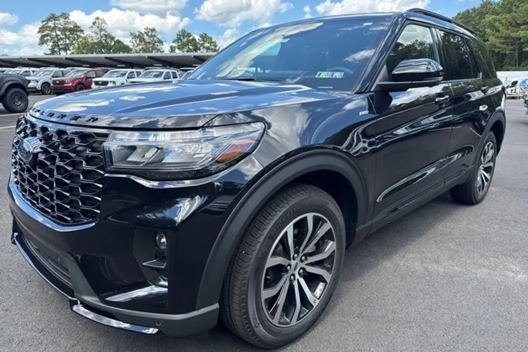 2025 Ford Explorer ST-Line photo 1