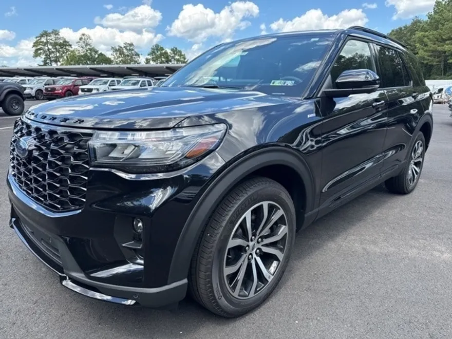 2025 Ford Explorer ST-Line photo 1