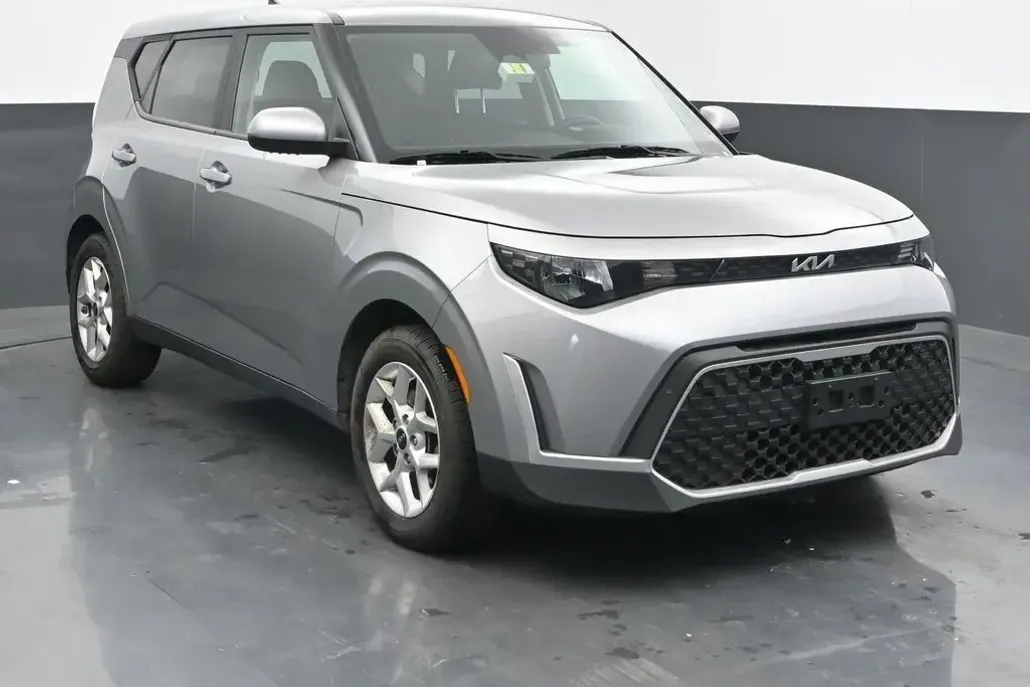 2023 Kia Soul LX photo 1