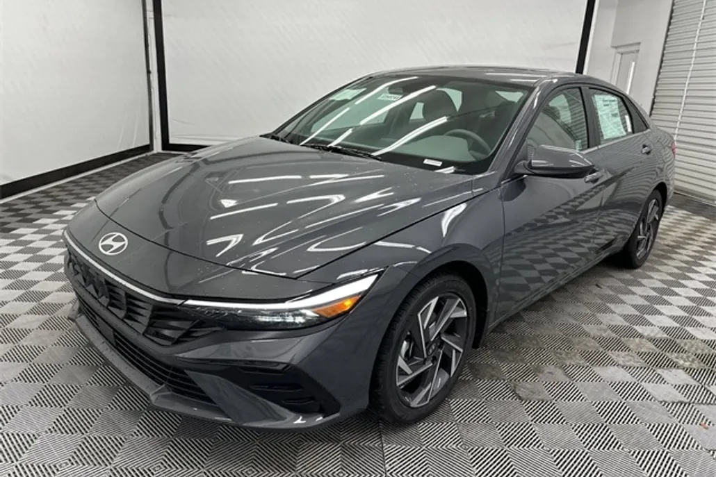 2025 Hyundai Elantra SEL Convenience photo 1