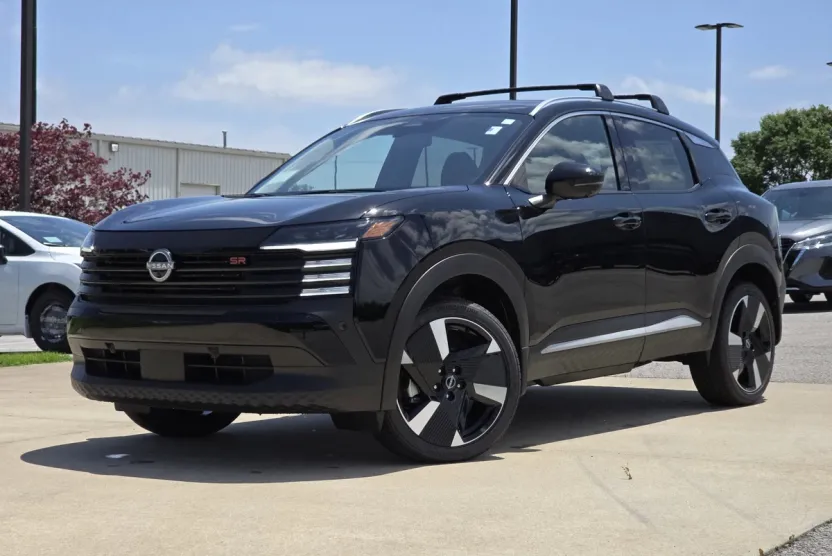 2025 Nissan Kicks SR photo 1