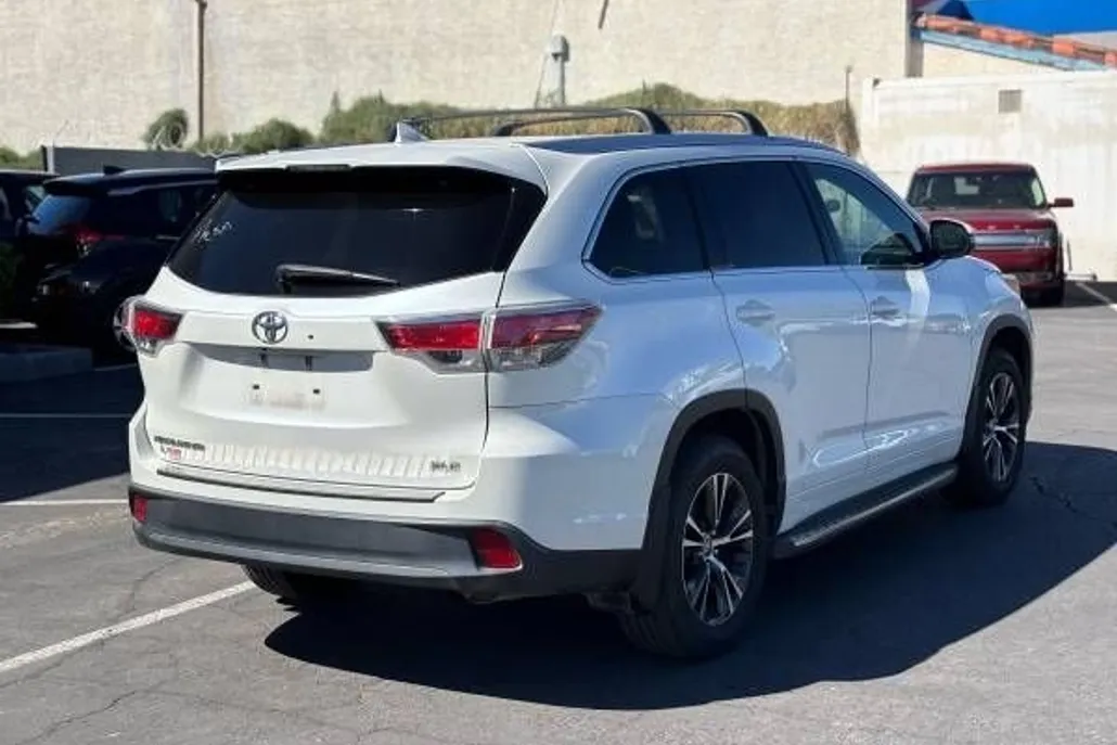 2016 Toyota Highlander Base Hybrid photo 1