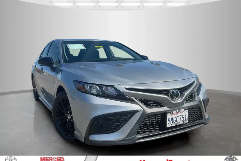 2022 Toyota Camry SE photo 1