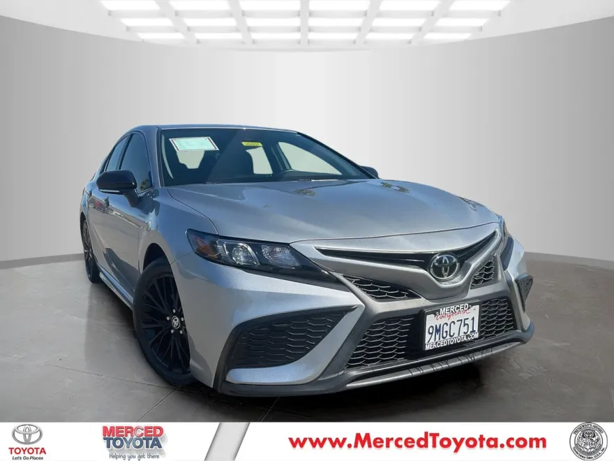 2022 Toyota Camry SE photo 1