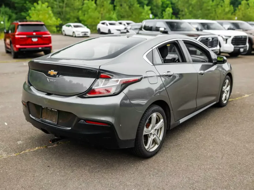 2016 Chevrolet Volt LT photo 1