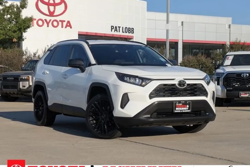 2021 Toyota RAV4 LE photo 1