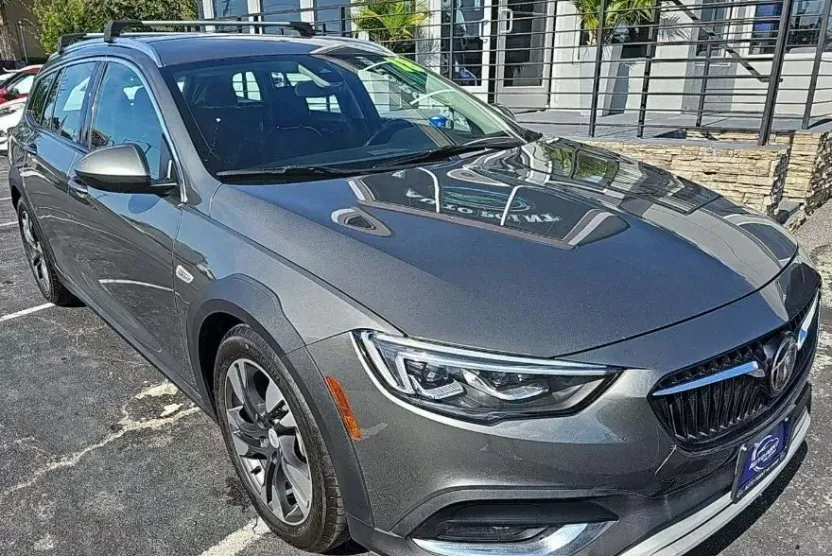 2018 Buick Regal TourX Essence photo 1