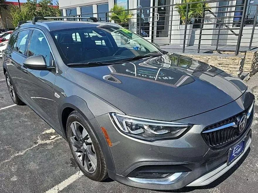 2018 Buick Regal TourX Essence photo 1
