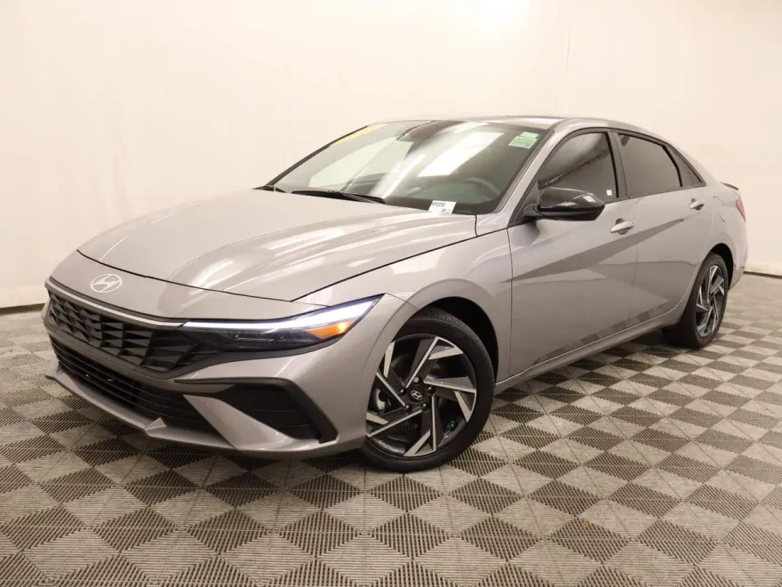2025 Hyundai Elantra SEL Sport photo 1