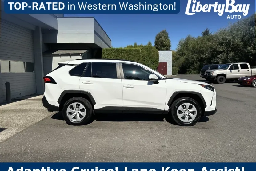 2021 Toyota RAV4 LE photo 1
