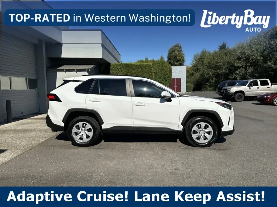 2021 Toyota RAV4 LE photo 1