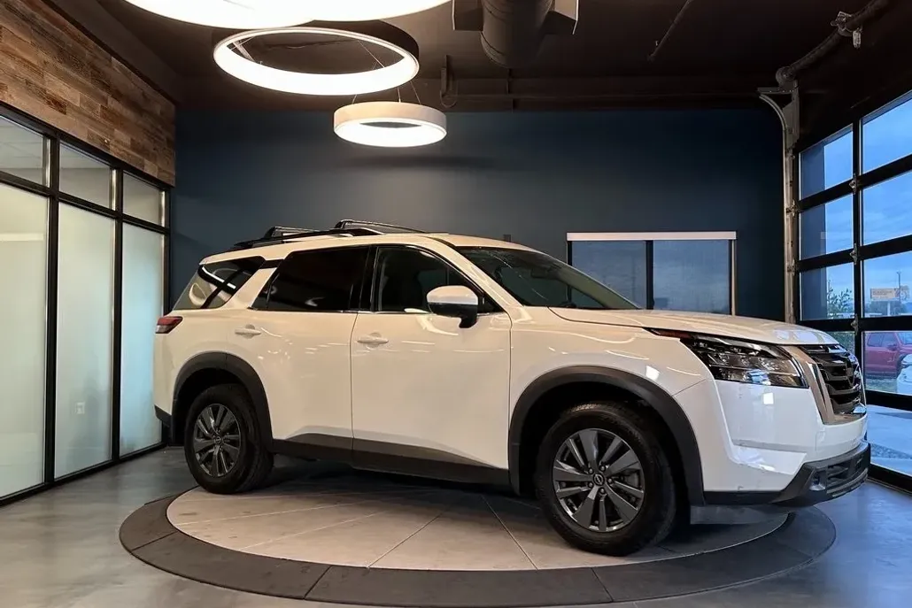 2022 Nissan Pathfinder SV photo 1