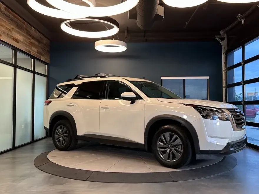 2022 Nissan Pathfinder SV photo 1