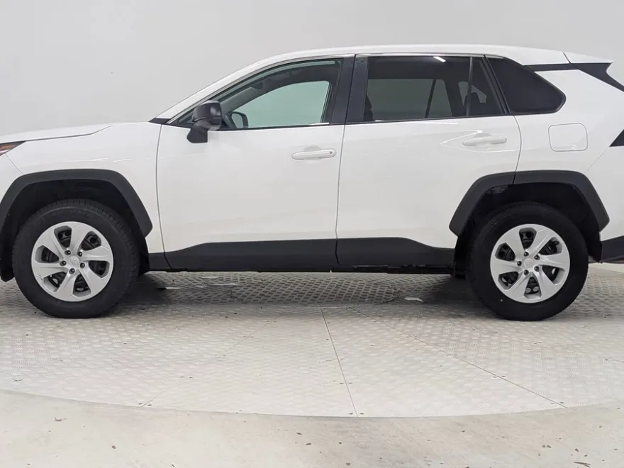 2024 Toyota RAV4 LE photo 1