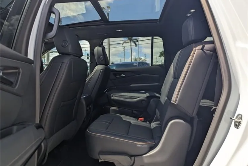 2026 Chevrolet Traverse High Country photo 1