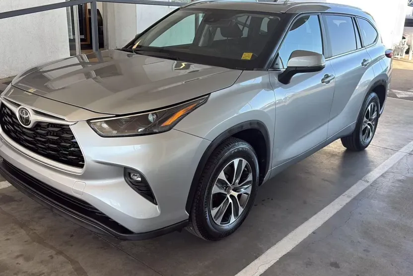 2023 Toyota Highlander L photo 1