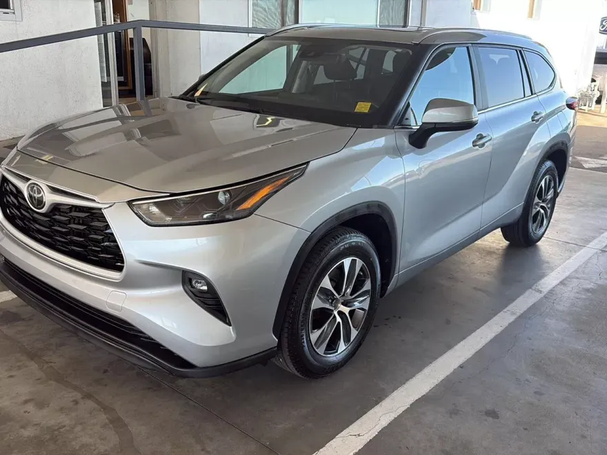 2023 Toyota Highlander L photo 1