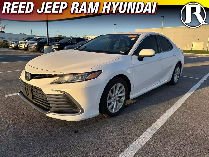 2023 Toyota Camry LE photo 1