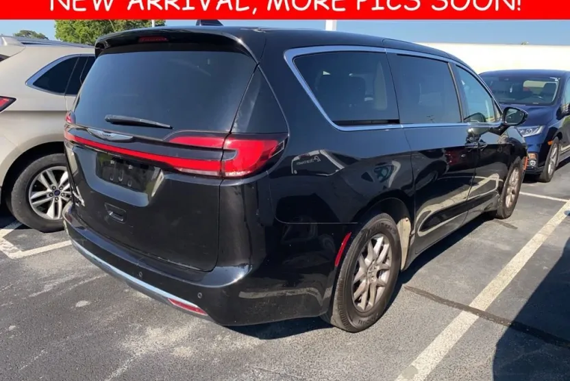 2024 Chrysler Pacifica Touring L photo 1