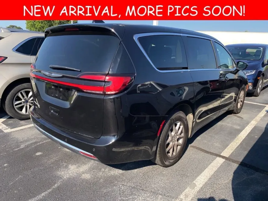 2024 Chrysler Pacifica Touring L photo 1
