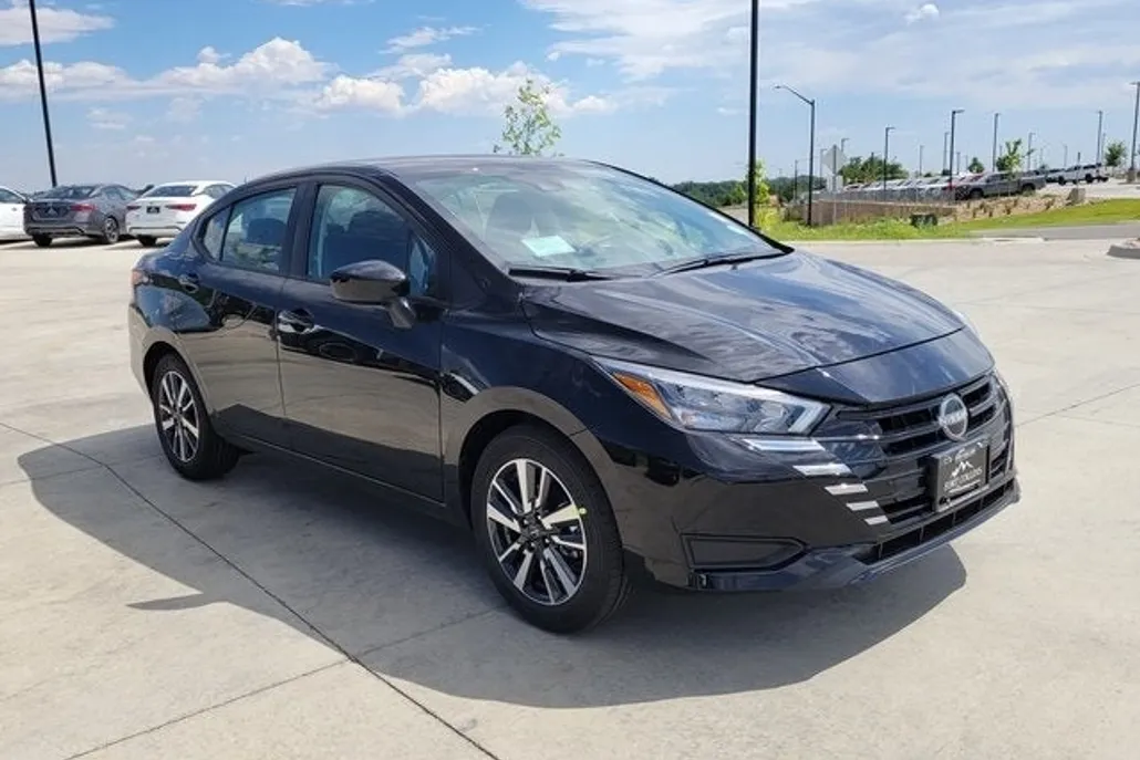 2025 Nissan Versa 1.6 SV photo 1