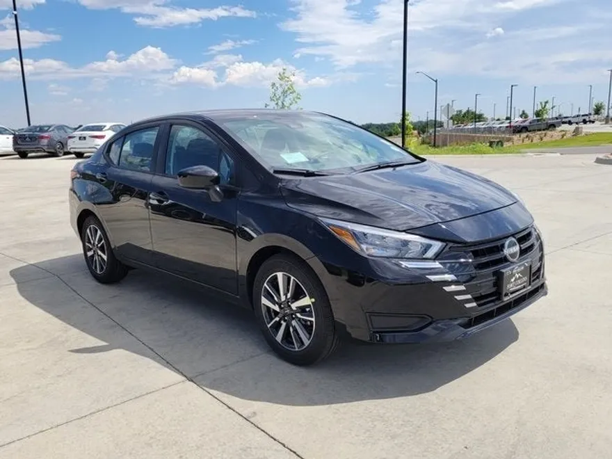 2025 Nissan Versa 1.6 SV photo 1