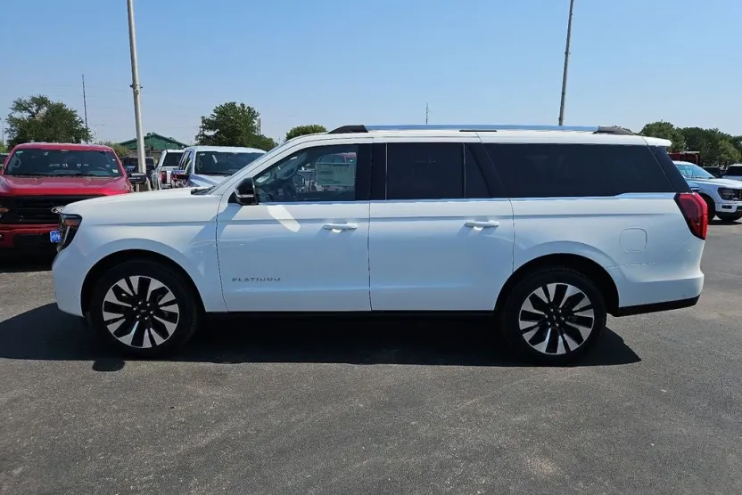 2025 Ford Expedition MAX Platinum photo 1