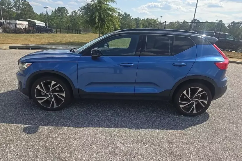 2019 Volvo XC40 T5 R-Design photo 1