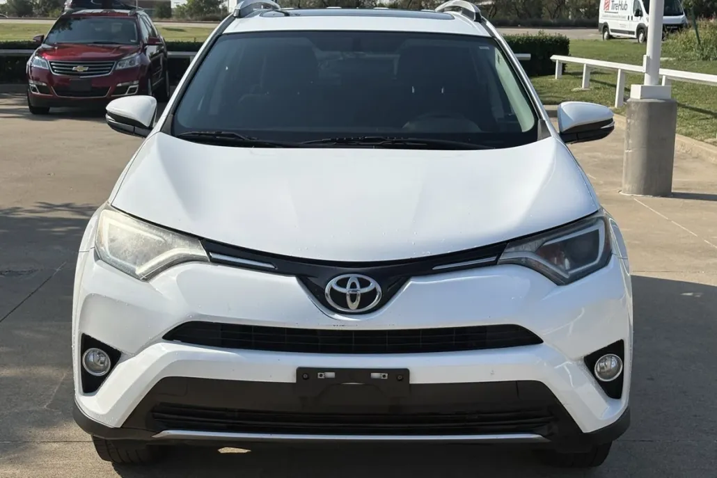 2016 Toyota RAV4 XLE photo 1