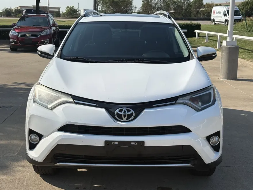 2016 Toyota RAV4 XLE photo 1