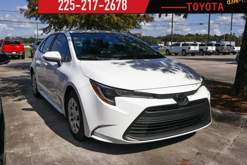 2023 Toyota Corolla LE photo 1