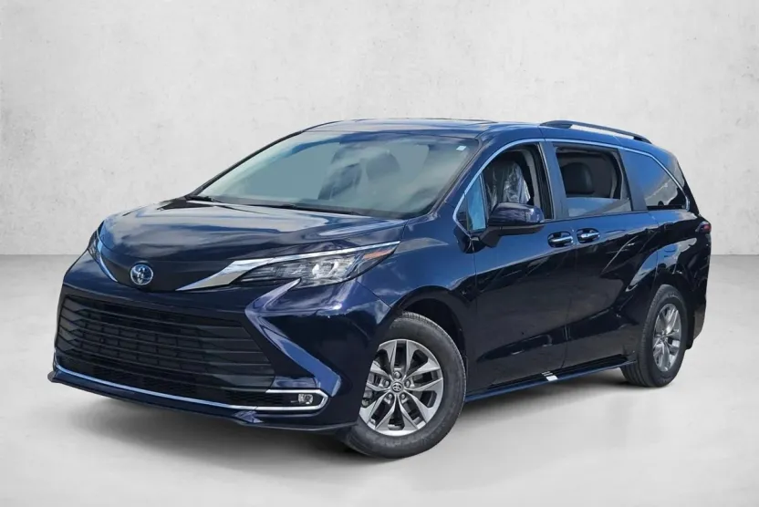 2024 Toyota Sienna XLE photo 1