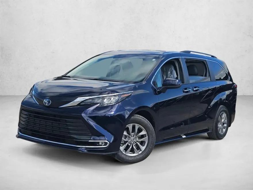 2024 Toyota Sienna XLE photo 1