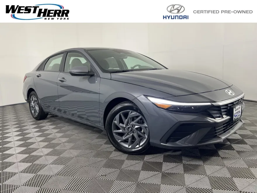 2024 Hyundai Elantra SEL photo 1