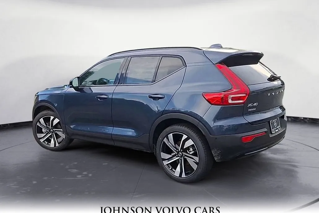 2026 Volvo XC40 photo 1