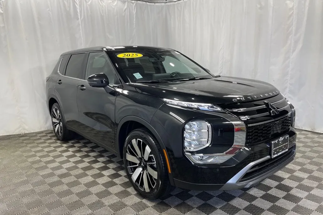 2025 Mitsubishi Outlander SE photo 1