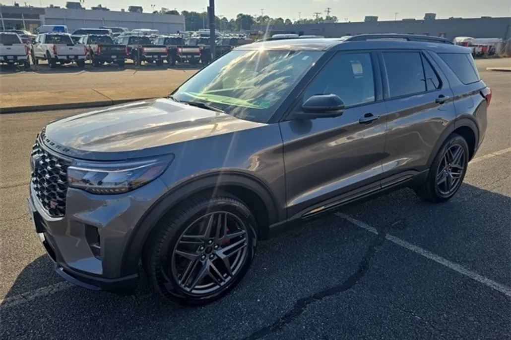 2025 Ford Explorer ST photo 1