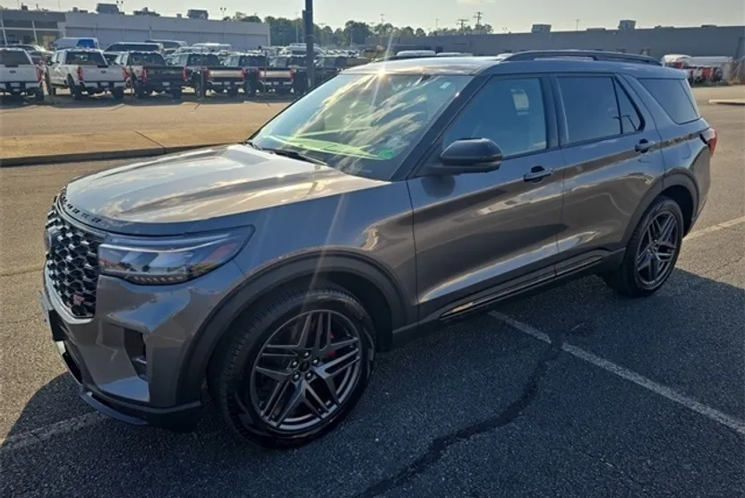 2025 Ford Explorer ST photo 1