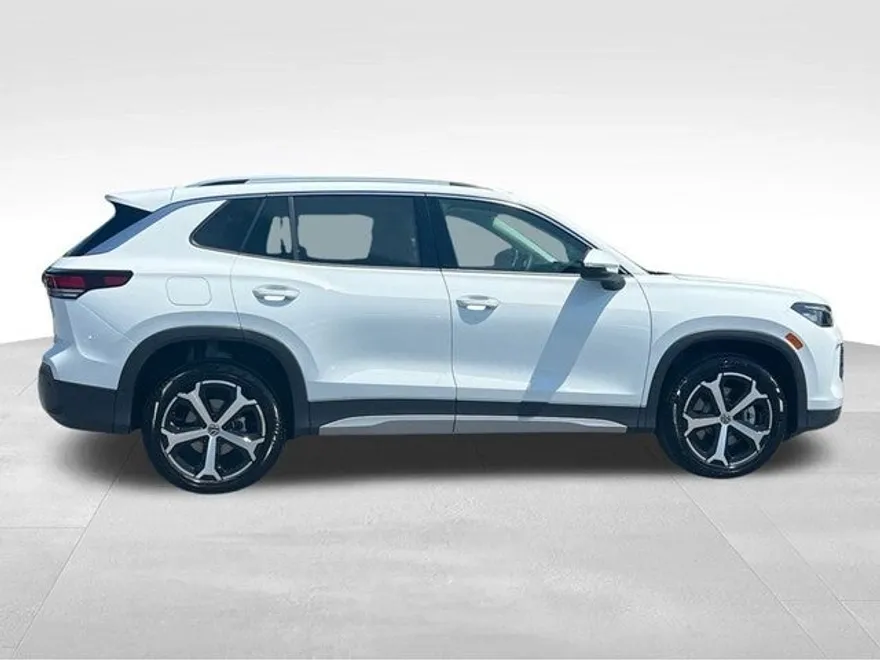 2025 Volkswagen Tiguan SE photo 1