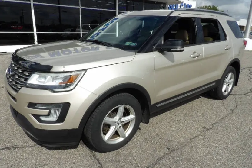 2017 Ford Explorer XLT photo 1