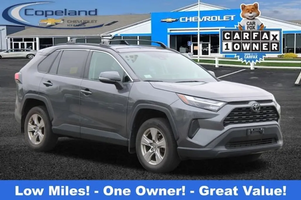 2022 Toyota RAV4 XLE photo 1