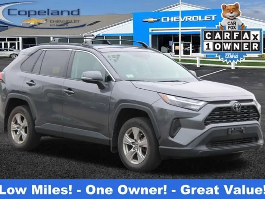 2022 Toyota RAV4 XLE photo 1