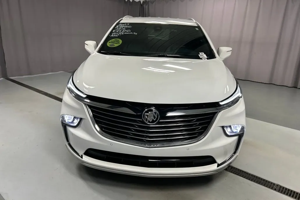 2023 Buick Enclave Essence photo 1