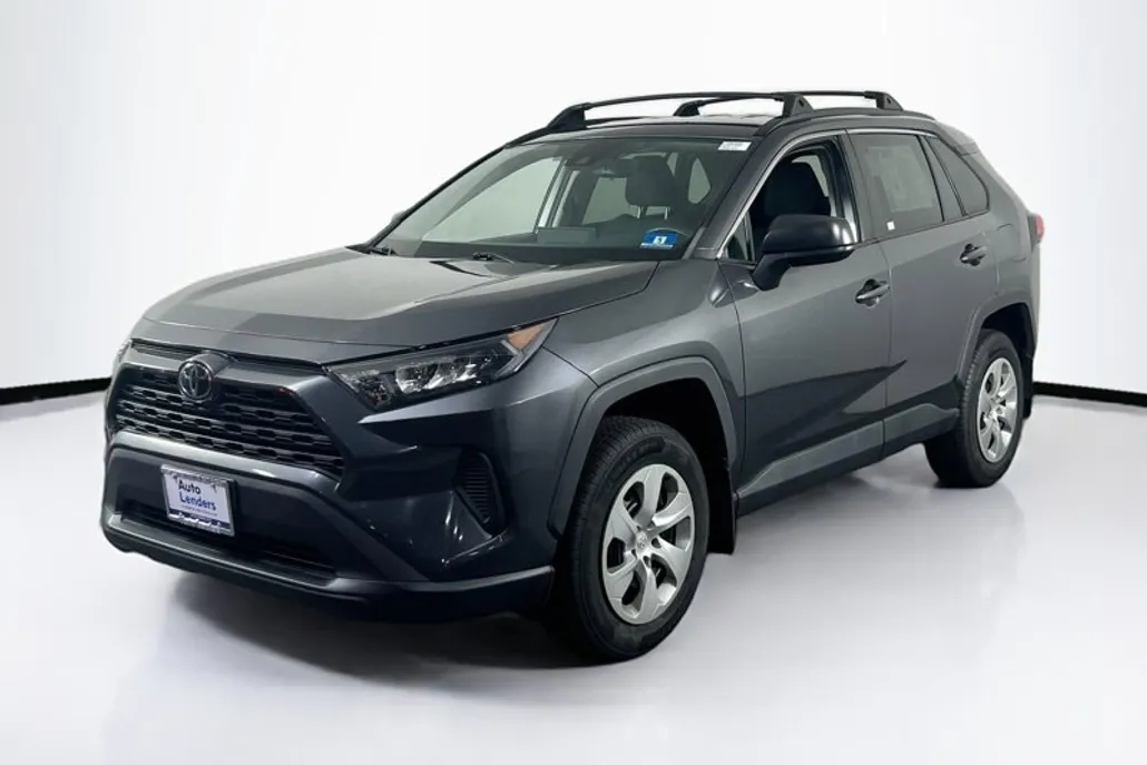 2020 Toyota RAV4 LE photo 1