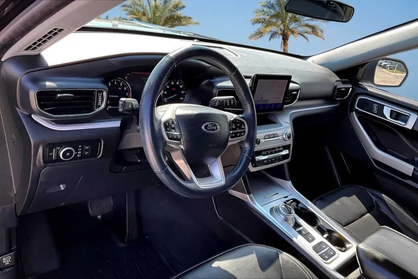 2023 Ford Explorer XLT photo 1
