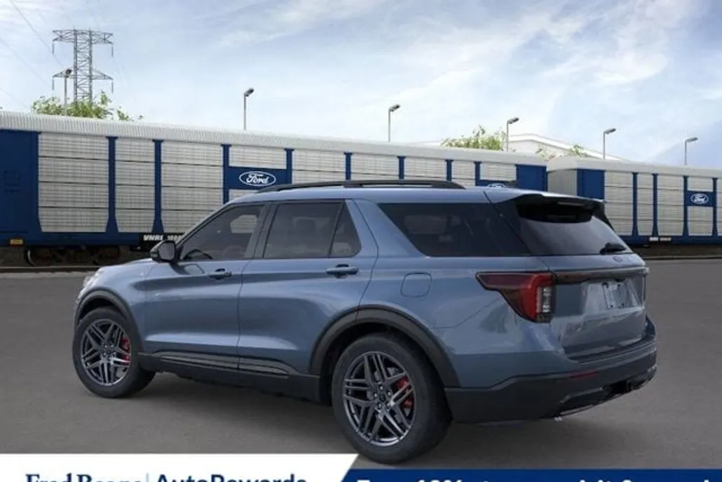 2025 Ford Explorer ST-Line photo 1