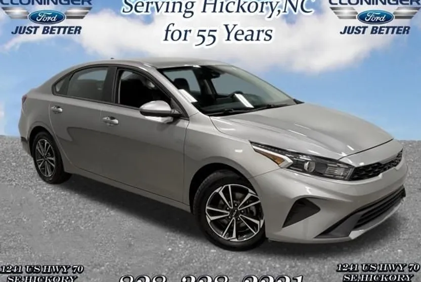 2023 Kia Forte LXS photo 1