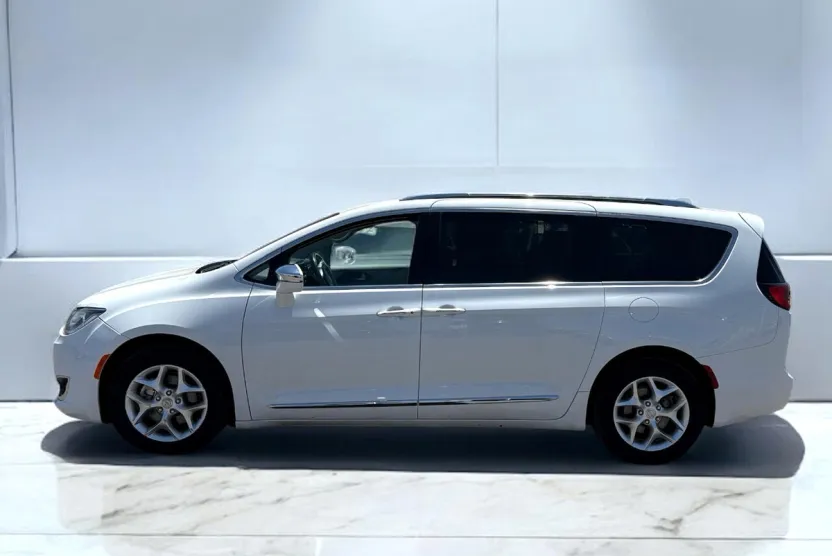 2020 Chrysler Pacifica Limited photo 1