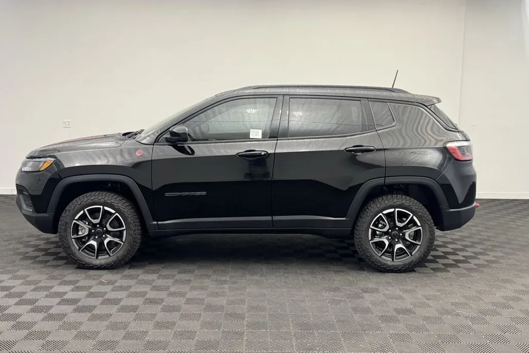 2025 Jeep Compass Trailhawk photo 1